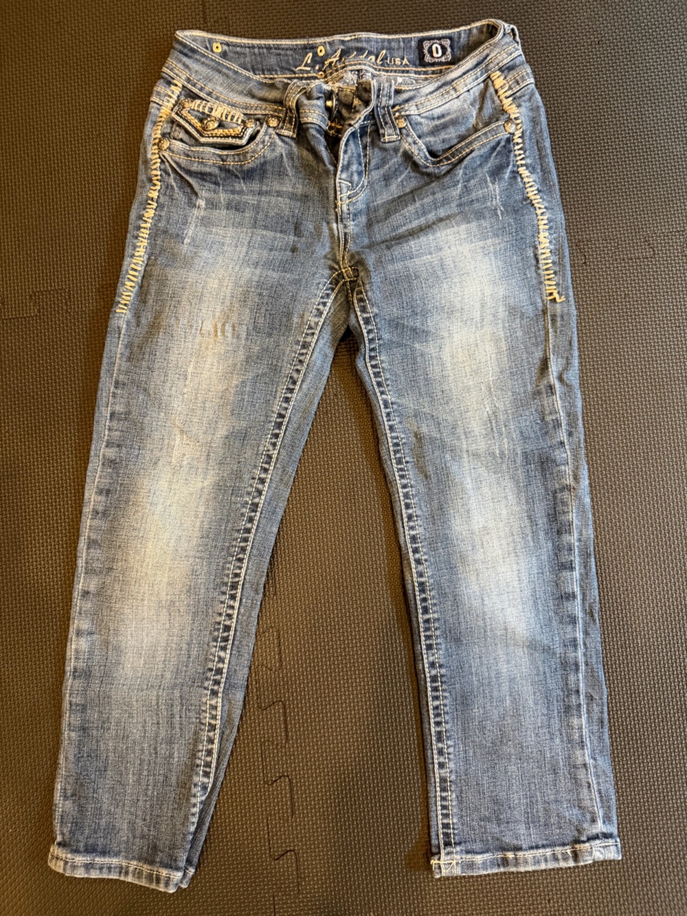 Women’s Light Blue Washed Denim Capri Jeans